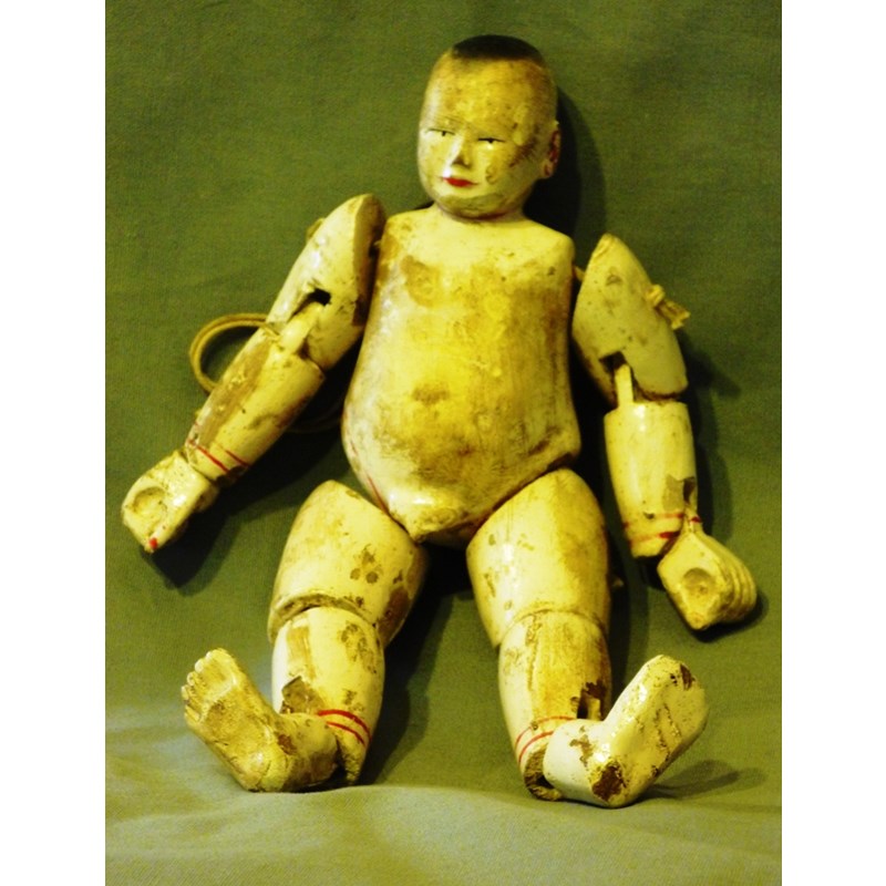 Bambola giapponese in legno laccato.
