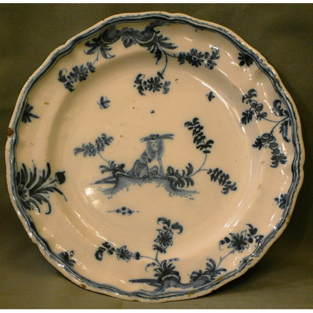 Piatto in ceramica di Rouen  XVIII secolo.